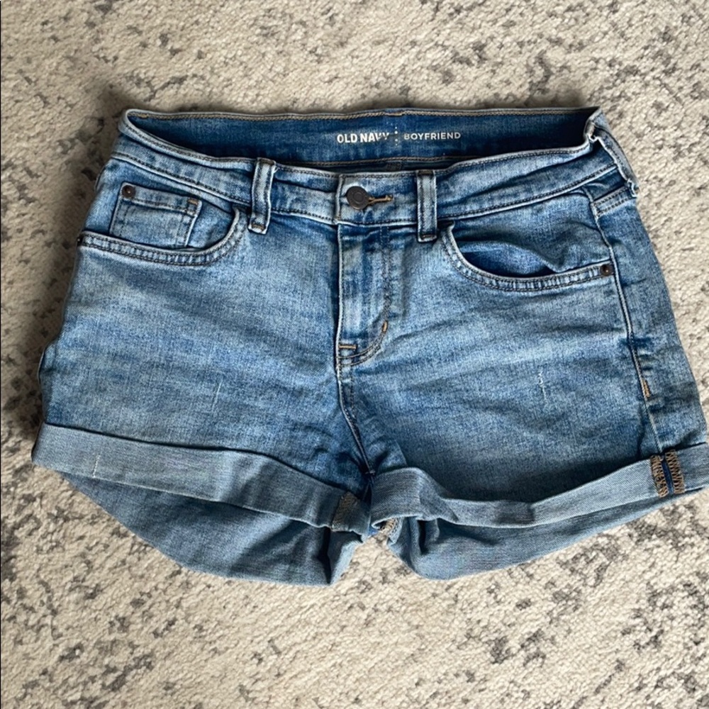 Light wash denim boyfriend short